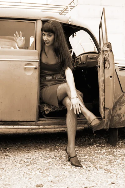 Κορίτσι μέσα σε αυτοκίνητο ρετρό — Φωτογραφία Αρχείου