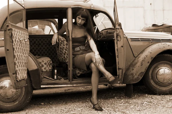 Meisje in retro auto — Stockfoto