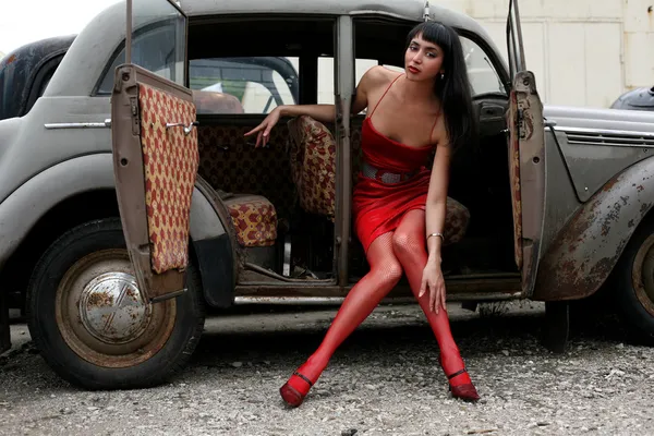 Girl inside retro car — Stock Photo, Image