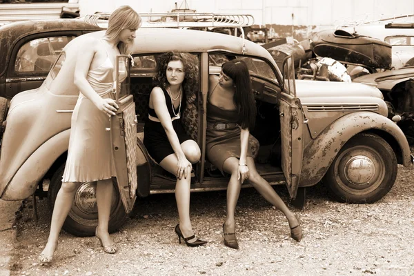 Τα κορίτσια στο παλιό αυτοκίνητο — Φωτογραφία Αρχείου