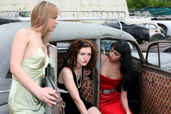 Τα κορίτσια στο παλιό αυτοκίνητο — Φωτογραφία Αρχείου