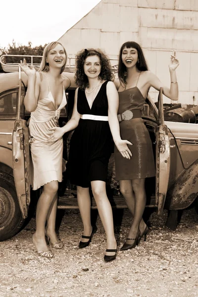 Chicas en coche viejo — Foto de Stock