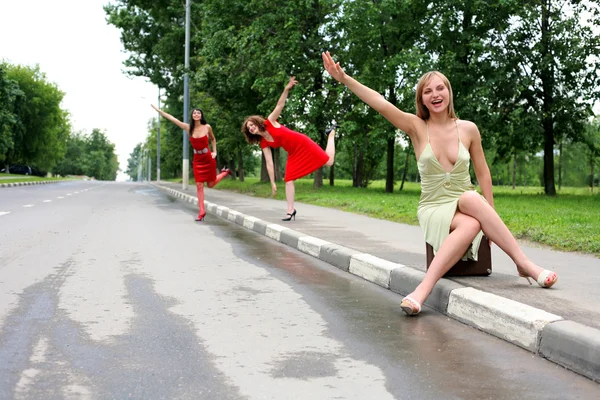 Hitch-hiking girls in the road — Stock Photo, Image