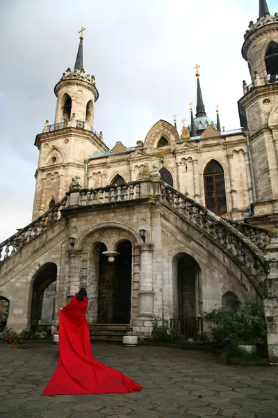 Princesa al lado del viejo castillo en tela roja —  Fotos de Stock