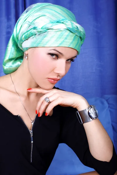 Femme en turban arabe oriental vert — Photo