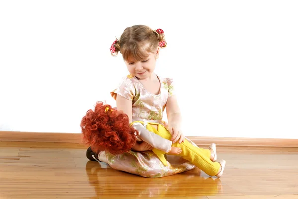 Liten flicka med docka på väggen i rummet — Stockfoto