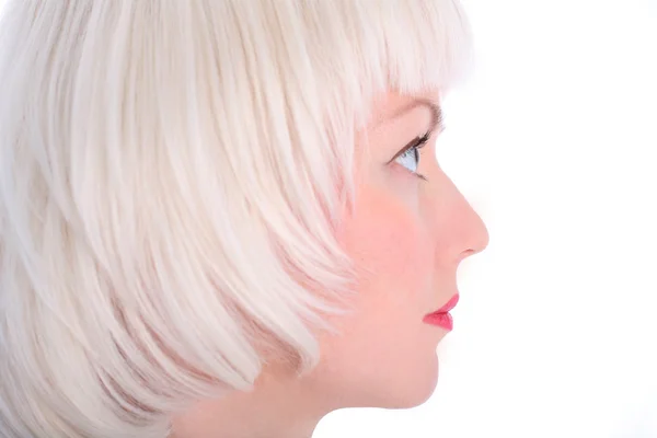 Kopf des blonden Mädchens isoliert auf weiß — Stockfoto