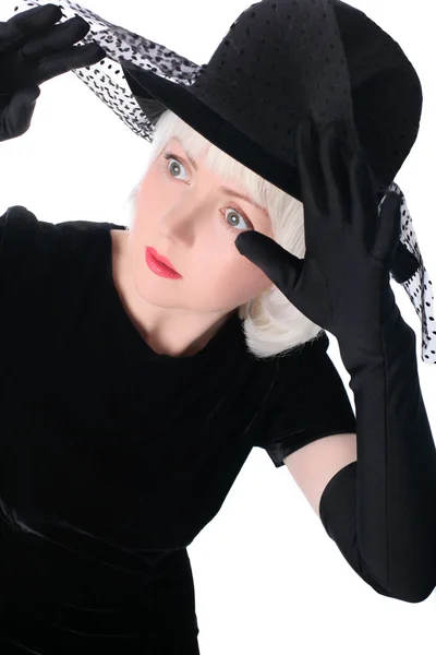 Krásná žena v klobouku skrývá na závoj — Stock fotografie