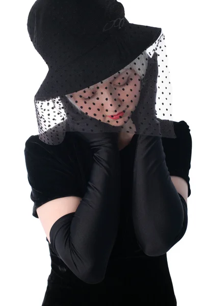 Härlig kvinna i hatt som gömmer sig på slöjan — Stockfoto
