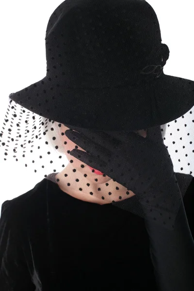 Ledsen kvinna i hatt som gömmer sig på slöjan — Stockfoto
