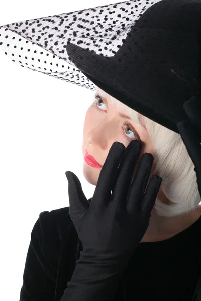 Bella donna in cappello che si nasconde al velo — Foto Stock