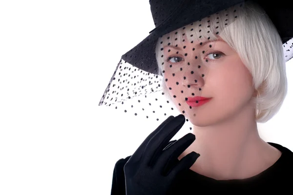Mujer encantadora en sombrero escondido en el velo —  Fotos de Stock