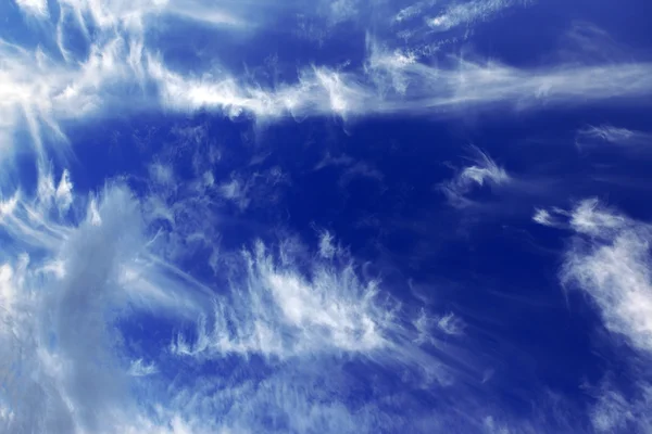 Příběhy v nebi - krásná modrá obloha — Stock fotografie