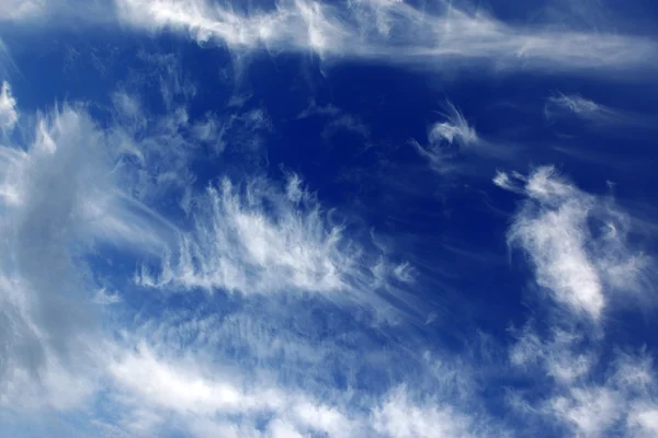Schöner blauer Himmel und Wolken — Stockfoto