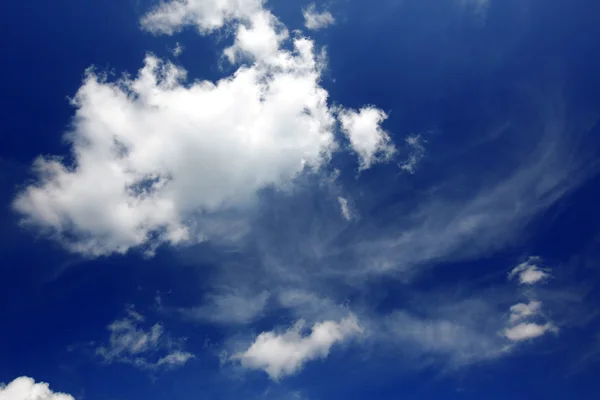 Opowieści w niebie - piękne błękitne niebo — Zdjęcie stockowe