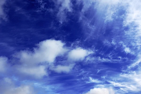 Bellissimo cielo blu e nuvole — Foto Stock