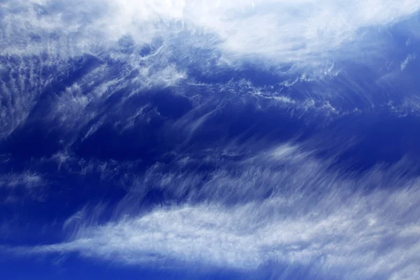 Opowieści w niebie - piękne błękitne niebo — Zdjęcie stockowe