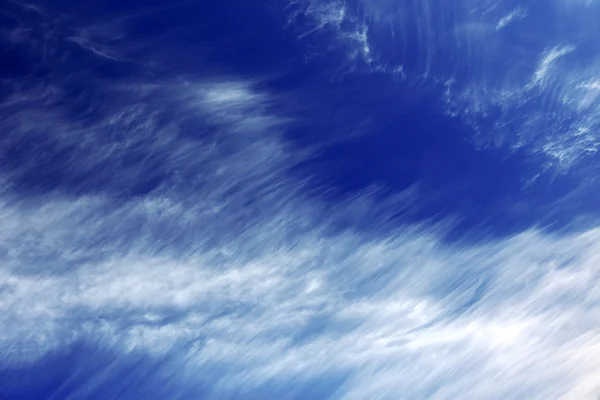 Güzel mavi gökyüzü ve bulutlar — Stok fotoğraf