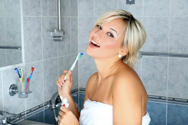 Flicka i badrum med tandborste — Stockfoto