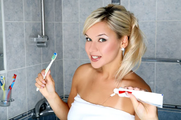 Девушка в ванной комнате с зубной щеткой — стоковое фото