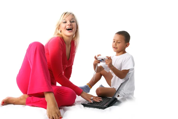 Мама и сын с компьютером и цифровым фото — стоковое фото
