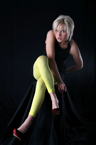 Blonde in gele kousen — Stockfoto