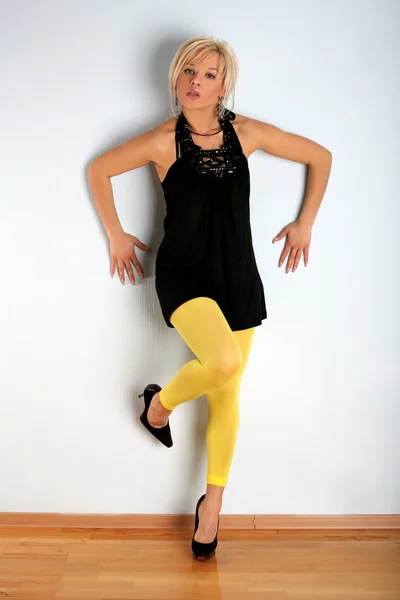 Rubia en medias amarillas — Foto de Stock