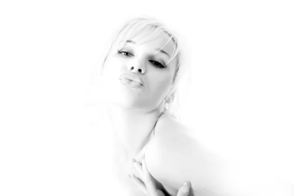 Retrato en blanco y negro de una joven hermosa —  Fotos de Stock