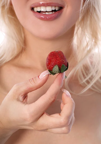 Κορίτσι με νωπών φράουλα — Φωτογραφία Αρχείου