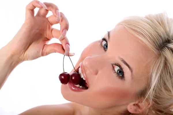 Blondýnka s čerstvým cherry — Stock fotografie