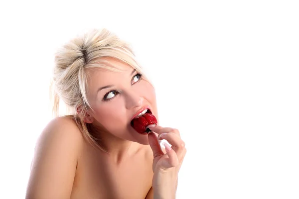 Flicka med färska jordgubbar — Stockfoto