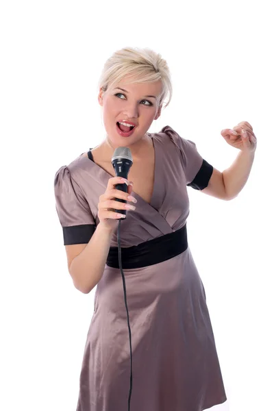 Блондинка с микрофоном в белом — стоковое фото