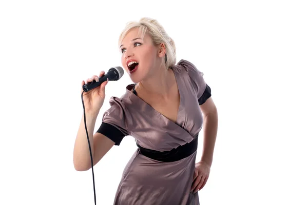 Блондинка с микрофоном в белом — стоковое фото