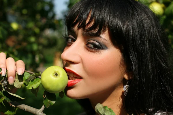 Menina com maçã fresca — Fotografia de Stock