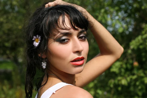 Latinská dívka s květinou venku — Stock fotografie
