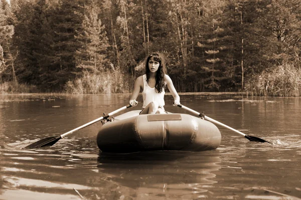 Dziewczyna w łodzi — Zdjęcie stockowe