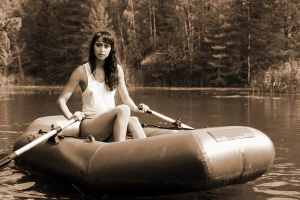 Девушка в лодке — стоковое фото