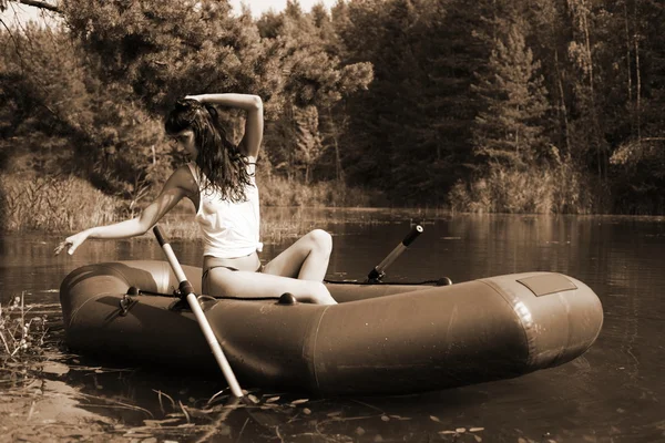 Dívka v člunu — Stock fotografie