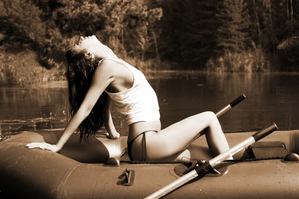 Mädchen im Boot — Stockfoto