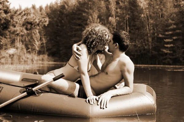 Couple in boat — Stock Photo, Image