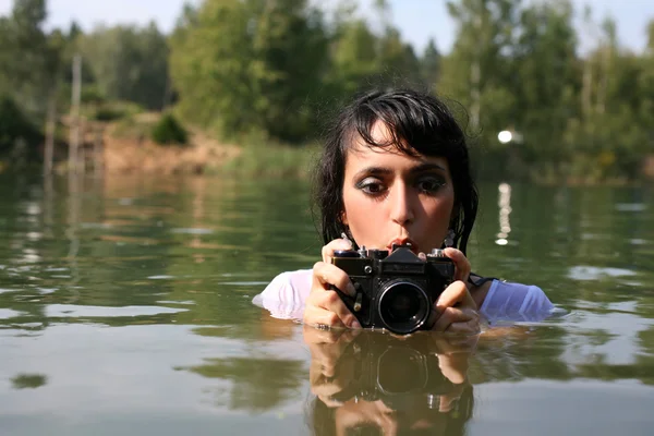 Fotograaf in water — Stockfoto
