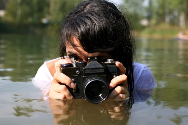 摄影师在水中 — 图库照片