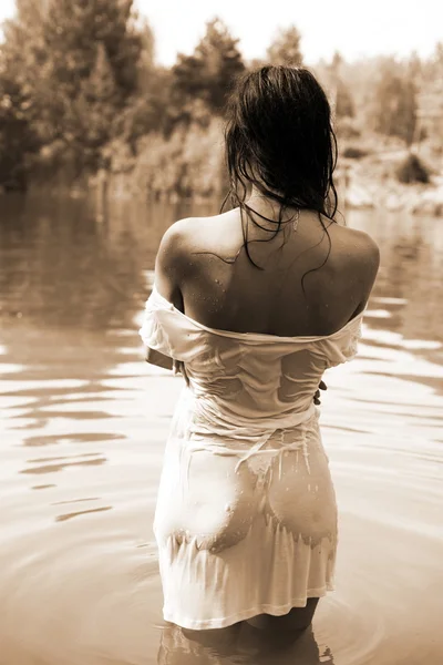 Chica en el agua — Foto de Stock