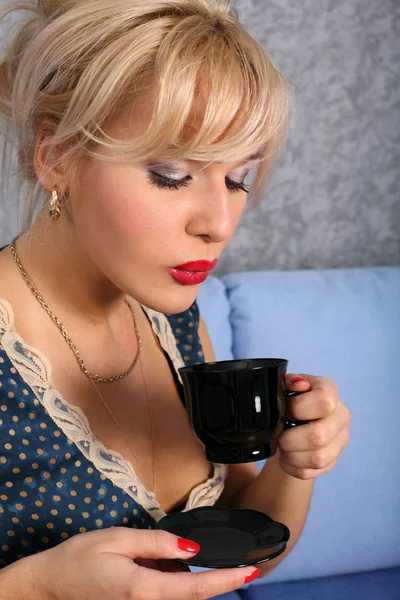 Donna con tazza di bevanda calda — Foto Stock