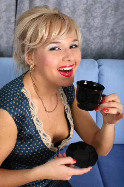 Vrouw met cup van warme dranken — Stockfoto