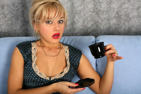Kadın sıcak içecek bir fincan — Stok fotoğraf
