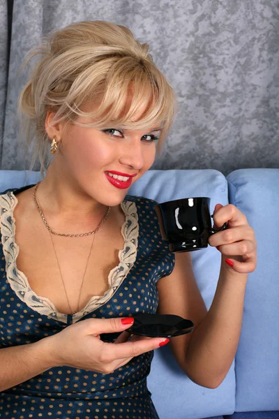 Frau mit Tasse Heißgetränk — Stockfoto