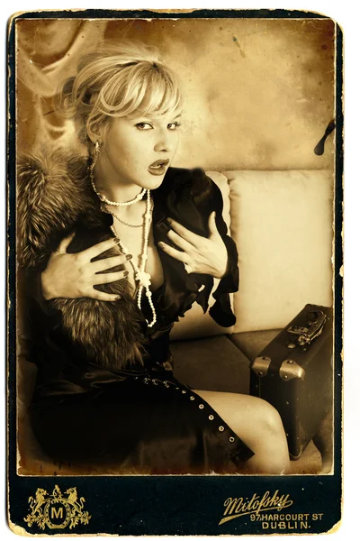Frau im Vintage-Stil mit Koffer — Stockfoto