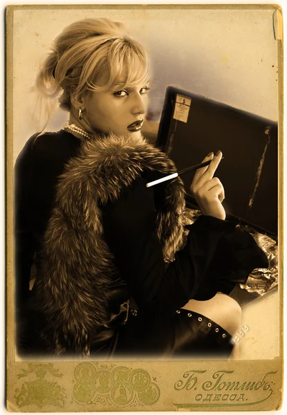 Žena v retro stylu s kufrem — Stock fotografie
