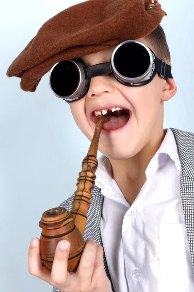 Chico divertido en sombrero vintage, tubo de fumador — Foto de Stock